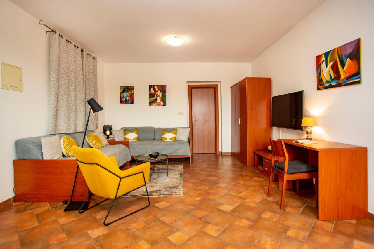 Apartments Maller Rovigno Esterno foto